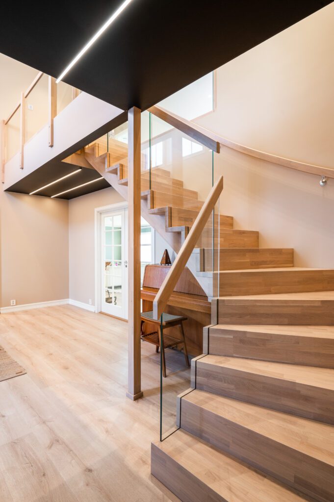 Eik eller ask til trappetrinn? Materialguide for tretrapper i 2026
