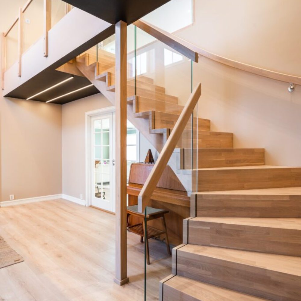 Eik eller ask til trappetrinn? Materialguide for tretrapper i 2026